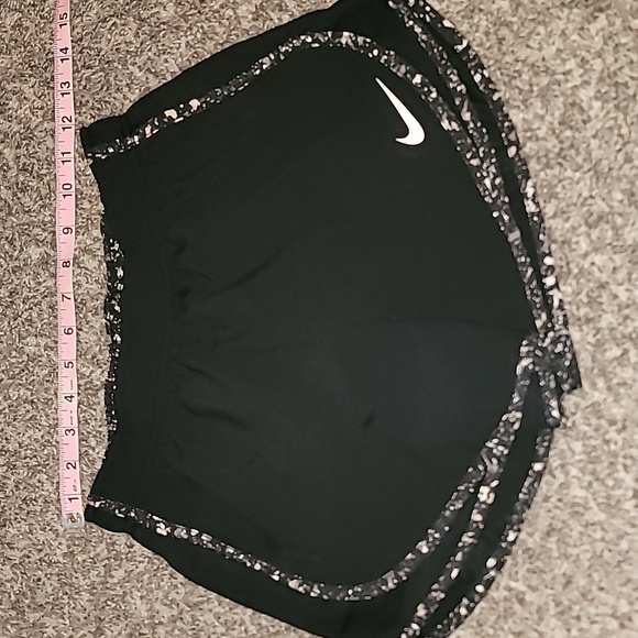 STUNNING NIKE TEMPO DRIFIT RUNNING SHORTS CURVED HEM WITH MESH - Picture 3 of 9